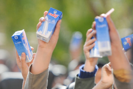 اصرار وزارت بهداشت بر اجرای برنامه “شیرمدرسه”/ درخواست تامین اعتبار از سازمان برنامه و بودجه