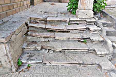 به داد عمارت جناب آقا برسید!