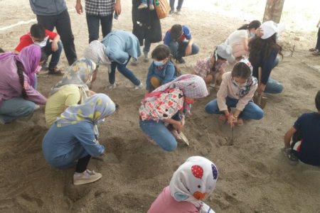 آموزش باستان‌شناسی به کودکان در بزرگترین تک بنای سنگی ایران 