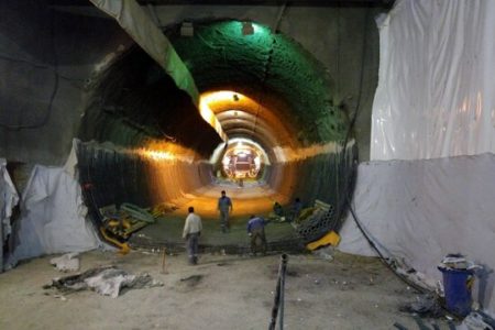 ریزش سقف تونل قطار شهری کرمانشاه/ بخشی از خیابان مدرس برای تردد خودروها مسدود شد