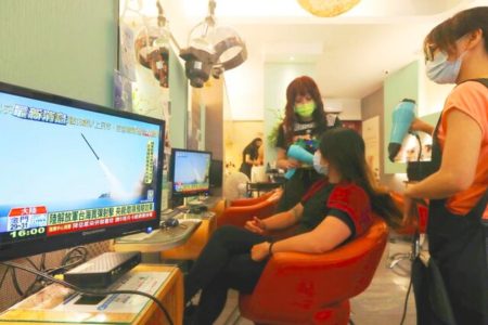 چشم‌های بادامی، خیره به آینده