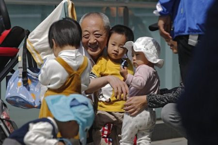 کارمندانی که به جای حقوق، پوشک دریافت می‌کنند!