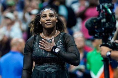 زنی که روی دیوار سفید تنیس، خط مشکی کشید