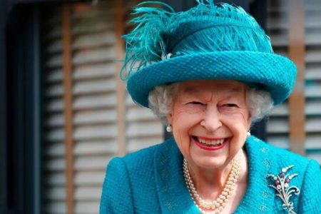 پردۀ مخمل بر صحنۀ جنایت/کارکردهای تصویر ملکه برای نظام بریتانیا