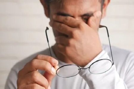 عادات روزمره‌ای که به چشم‌ها آسیب می‌رساند