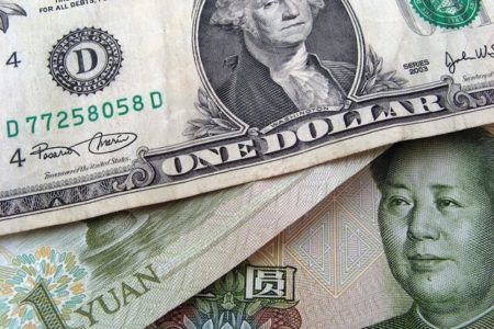 یوان تسلیم دلار می‌شود